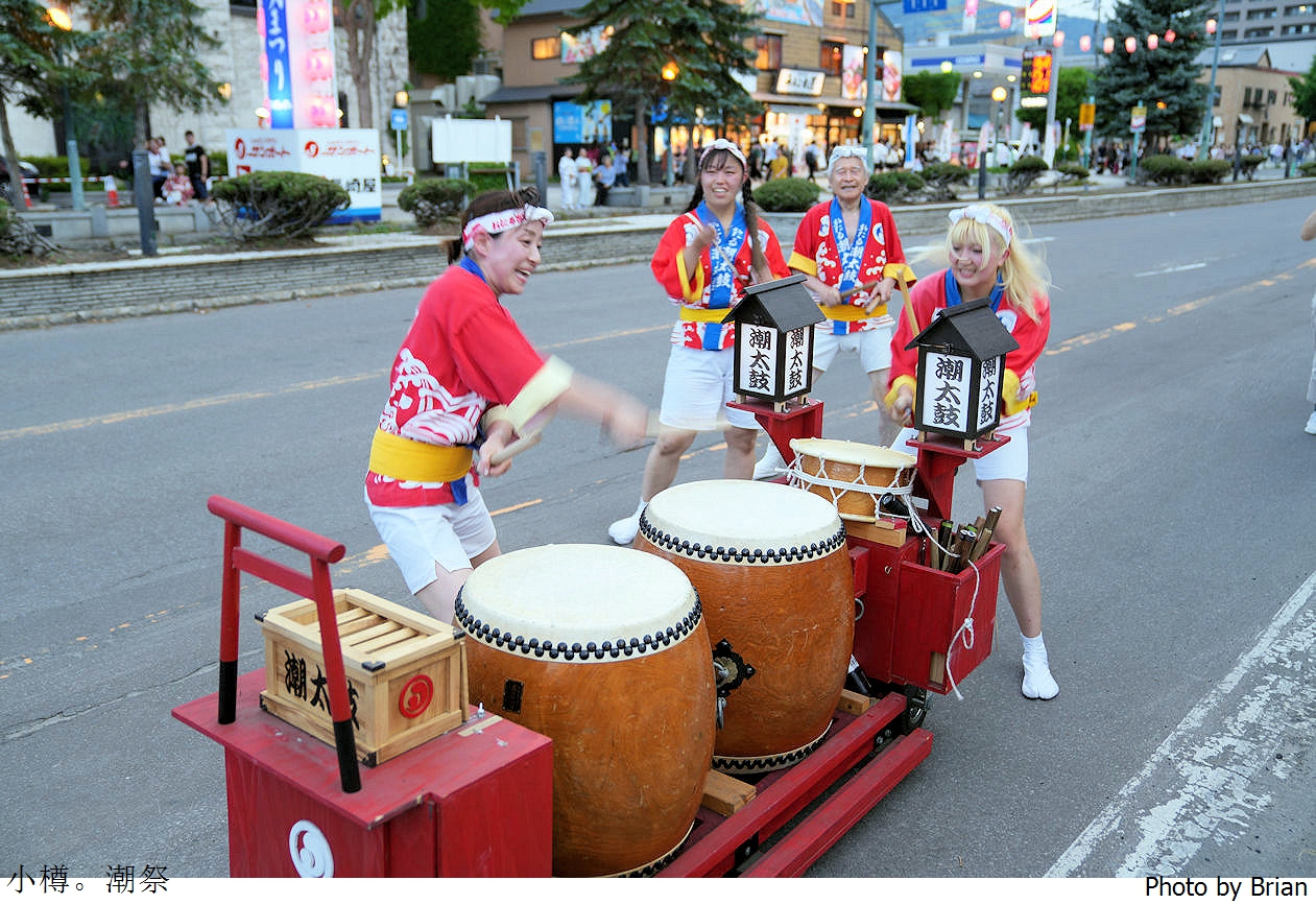 北海道小樽潮祭(おたる潮まつり)。小樽夏日盛典遊行表演煙火 北海道小樽潮祭(おたる潮まつり)。小樽夏日盛典遊行表演煙火