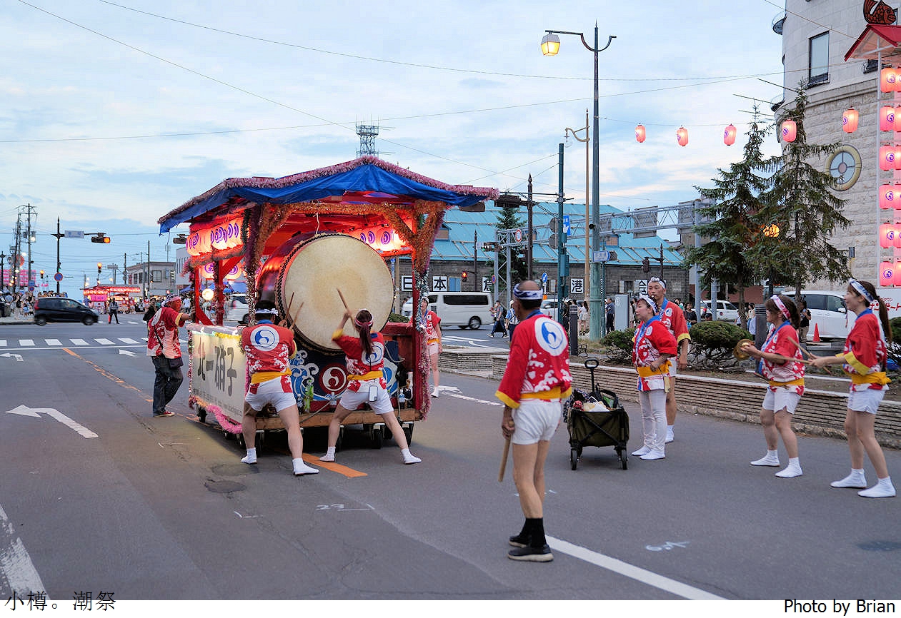 北海道小樽潮祭(おたる潮まつり)。小樽夏日盛典遊行表演煙火 北海道小樽潮祭(おたる潮まつり)。小樽夏日盛典遊行表演煙火
