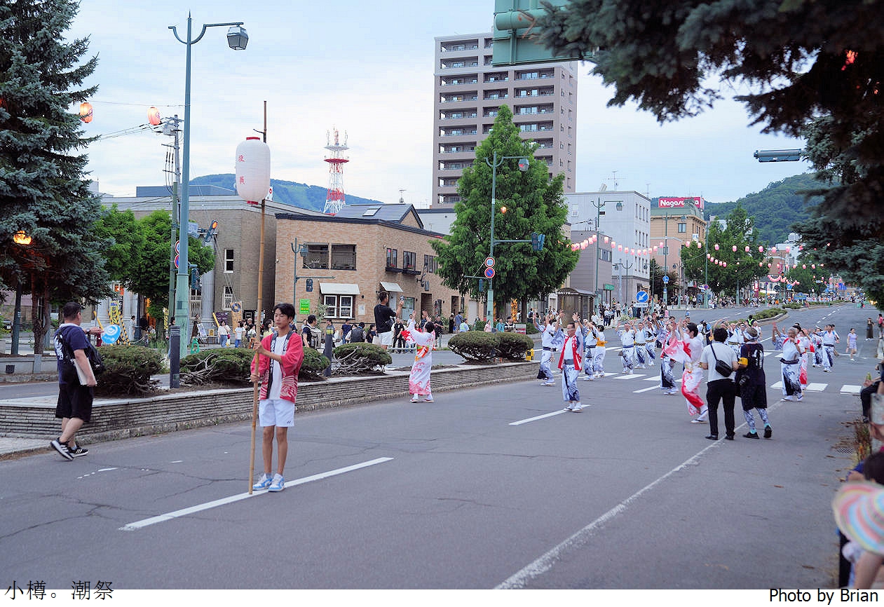 北海道小樽潮祭(おたる潮まつり)。小樽夏日盛典遊行表演煙火 北海道小樽潮祭(おたる潮まつり)。小樽夏日盛典遊行表演煙火