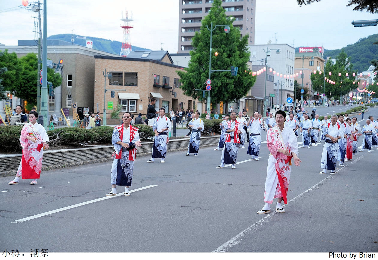 北海道小樽潮祭(おたる潮まつり)。小樽夏日盛典遊行表演煙火 北海道小樽潮祭(おたる潮まつり)。小樽夏日盛典遊行表演煙火