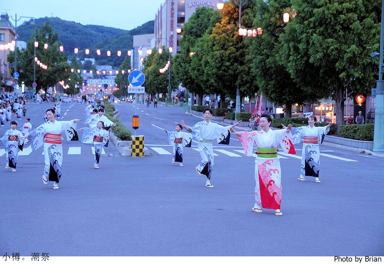 北海道小樽潮祭(おたる潮まつり)。小樽夏日盛典遊行表演煙火 北海道小樽潮祭(おたる潮まつり)。小樽夏日盛典遊行表演煙火
