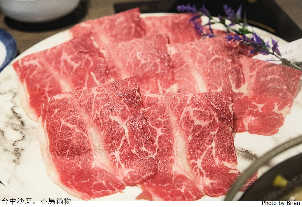 台中沙鹿火鍋亦馬鍋物。個人式小火鍋精緻菜盤肉片 台中沙鹿火鍋亦馬鍋物。個人式小火鍋精緻菜盤肉片