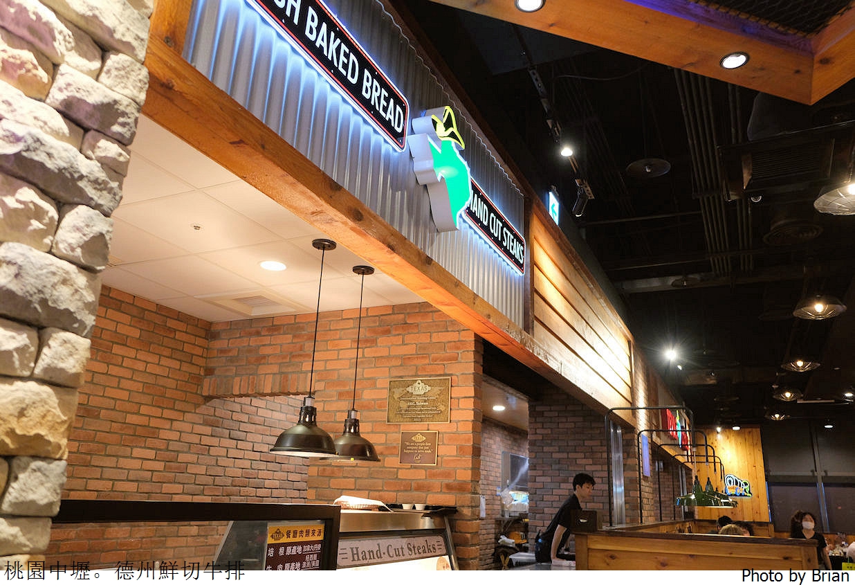 桃園青埔 Texas Roadhouse 德州鮮切牛排。道地美式牛排超大漢堡