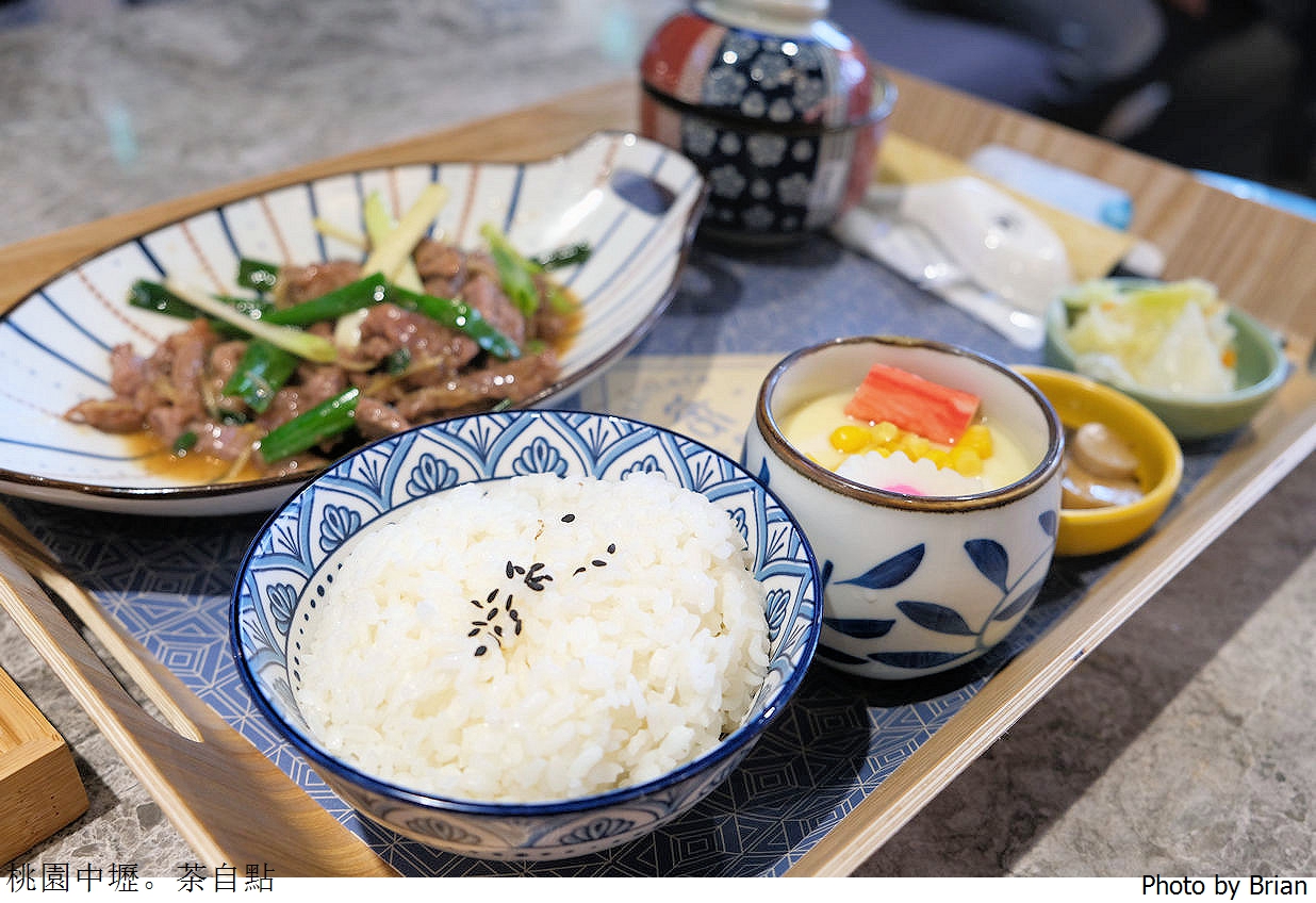桃園青埔新光影城茶自點複合式餐廳。豐富個人式簡餐搭配多樣飲品