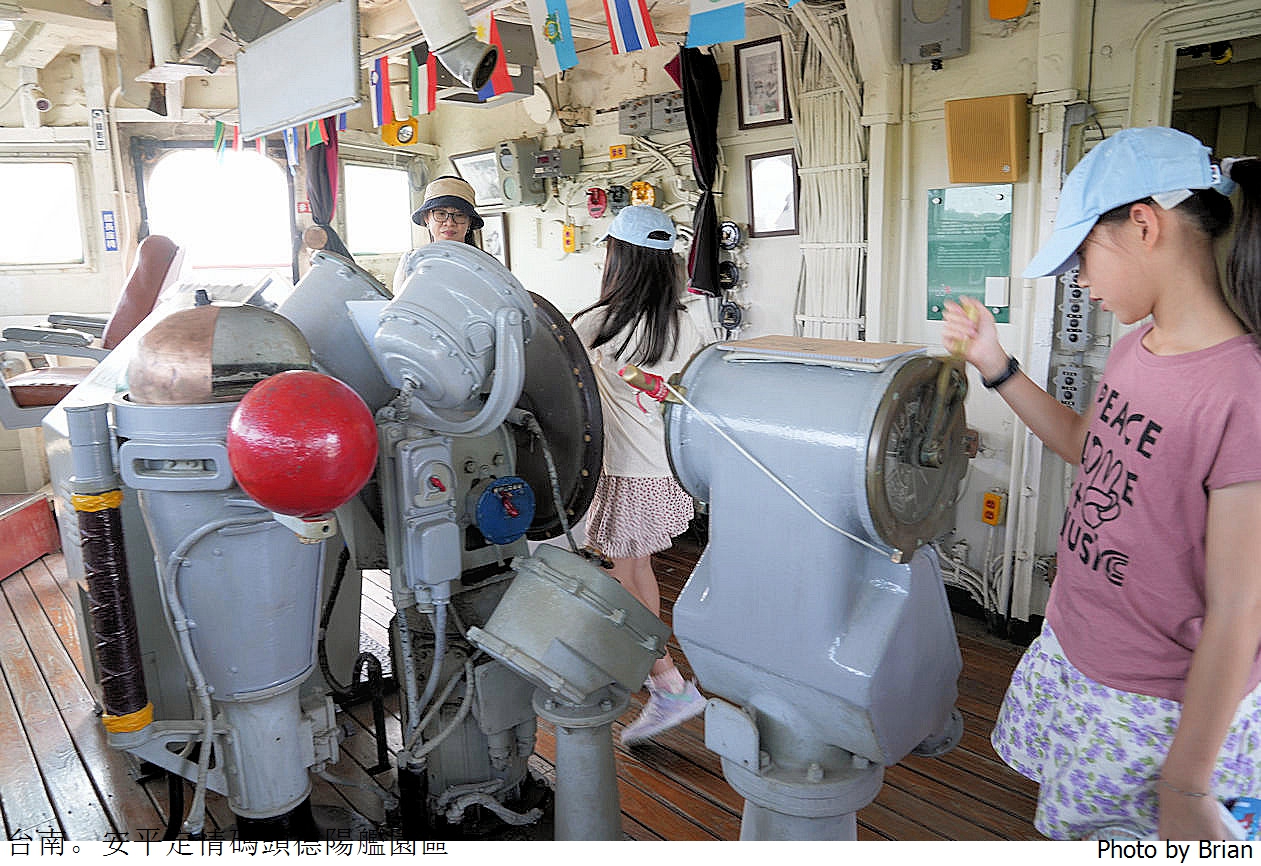 台南安平定情碼頭德陽艦園區。登上海軍戰艦體驗船上生活