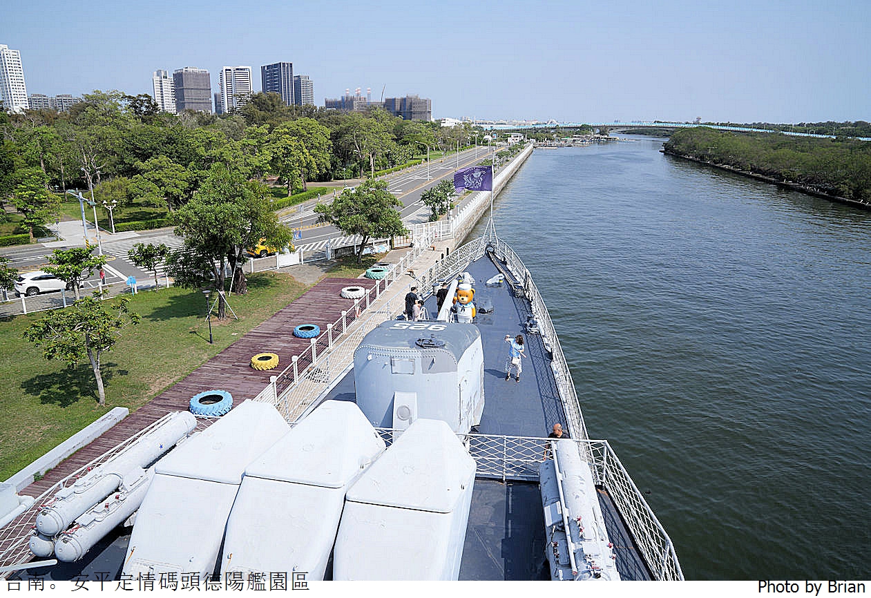 台南安平定情碼頭德陽艦園區。登上海軍戰艦體驗船上生活