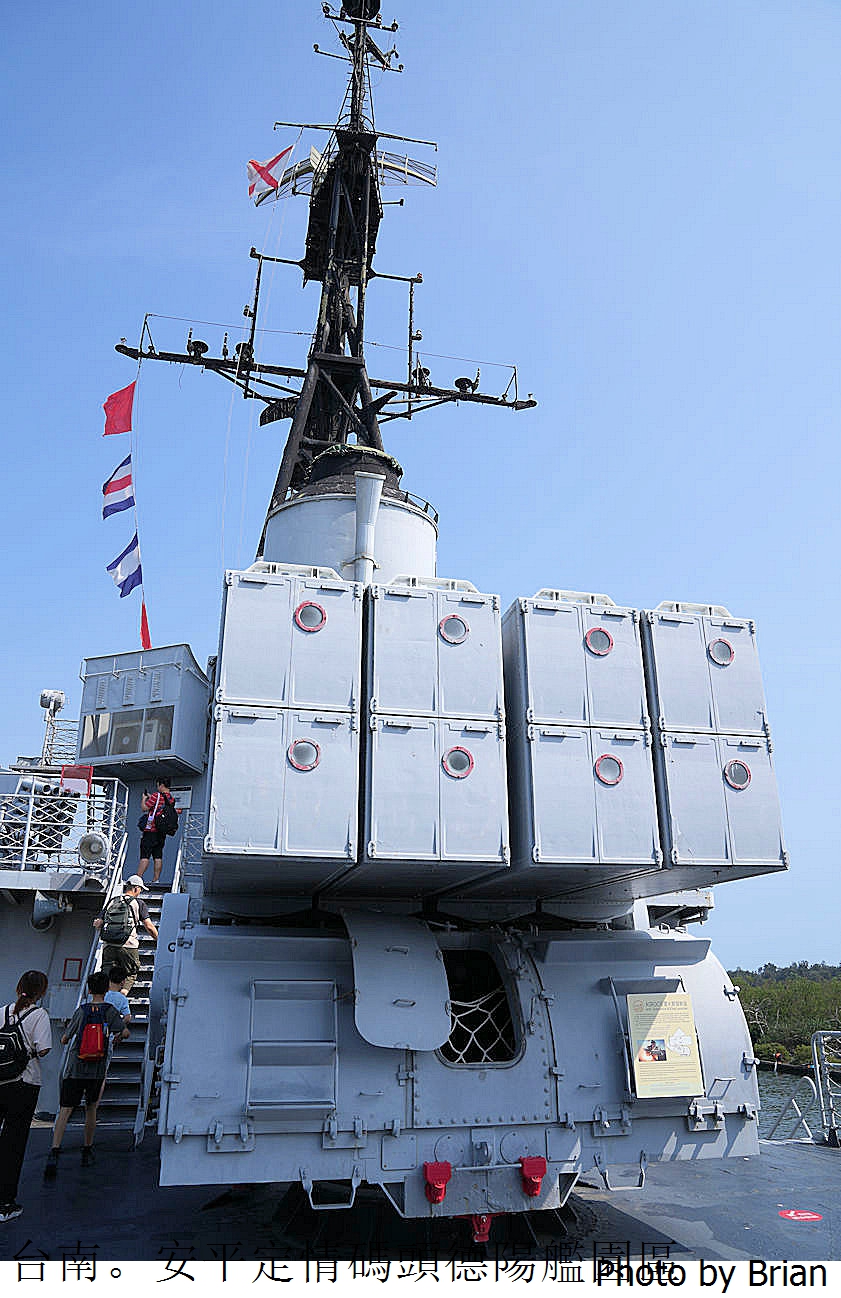 台南安平定情碼頭德陽艦園區。登上海軍戰艦體驗船上生活